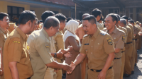 Wakil Bupati Sukabumi, Andreas, memimpin apel pagi perdana bagi pegawai Sekretariat Daerah di Halaman Kantor Sekretariat Daerah, Kabupaten Sukabumi, Palabuhanratu, Senin (24/2/2025).