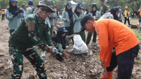 Sebanyak 800 peserta melakukan bersih-bersih sampah di Pantai Palangpang, Kecamatan Ciemas, pada Selasa (25/2/2025). Aksi bersih-bersih pantai ini dalam rangka memperingati Hari Peduli Sampah Nasional (HPSN) 2025.