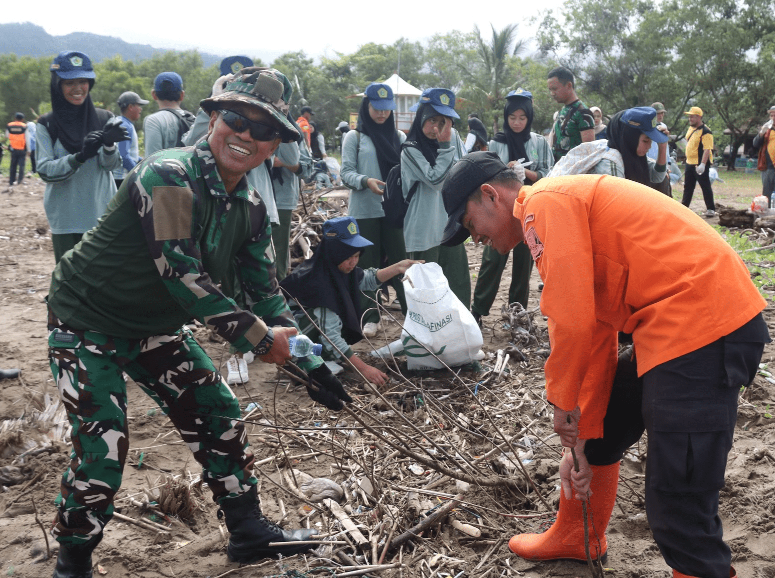 Sebanyak 800 peserta melakukan bersih-bersih sampah di Pantai Palangpang, Kecamatan Ciemas, pada Selasa (25/2/2025). Aksi bersih-bersih pantai ini dalam rangka memperingati Hari Peduli Sampah Nasional (HPSN) 2025.
