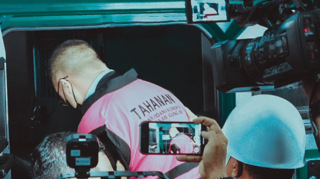 Dirut Pertamina memiliki gaji sekitar Rp4,65 miliar per bulan atau Rp55,8 miliar per tahun. Gaji tersebut meliputi gaji pokok serta berbagai tunjangan seperti Tunjangan Hari Raya (THR), tunjangan perumahan, asuransi purna jabatan, dan insentif kinerja.