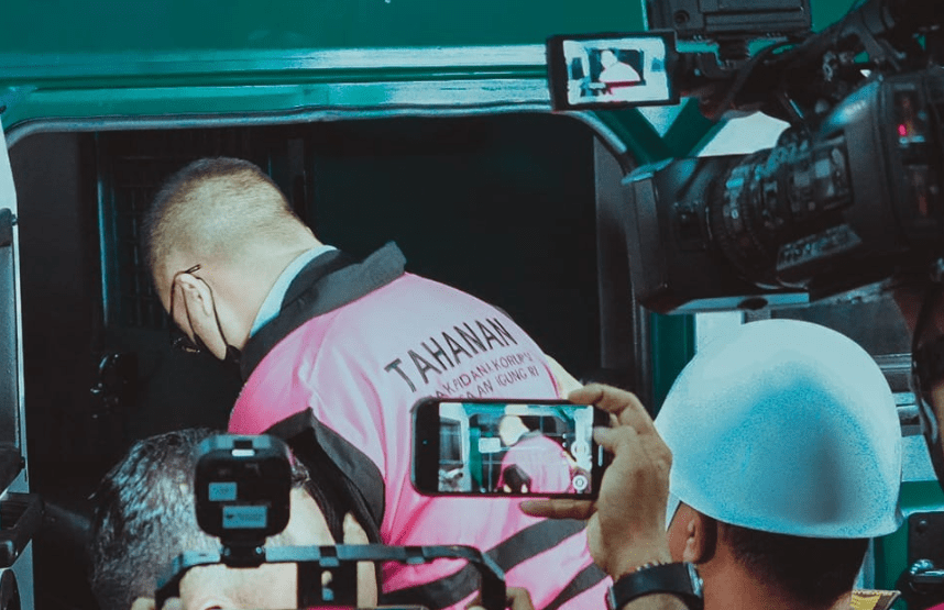 Dirut Pertamina memiliki gaji sekitar Rp4,65 miliar per bulan atau Rp55,8 miliar per tahun. Gaji tersebut meliputi gaji pokok serta berbagai tunjangan seperti Tunjangan Hari Raya (THR), tunjangan perumahan, asuransi purna jabatan, dan insentif kinerja.