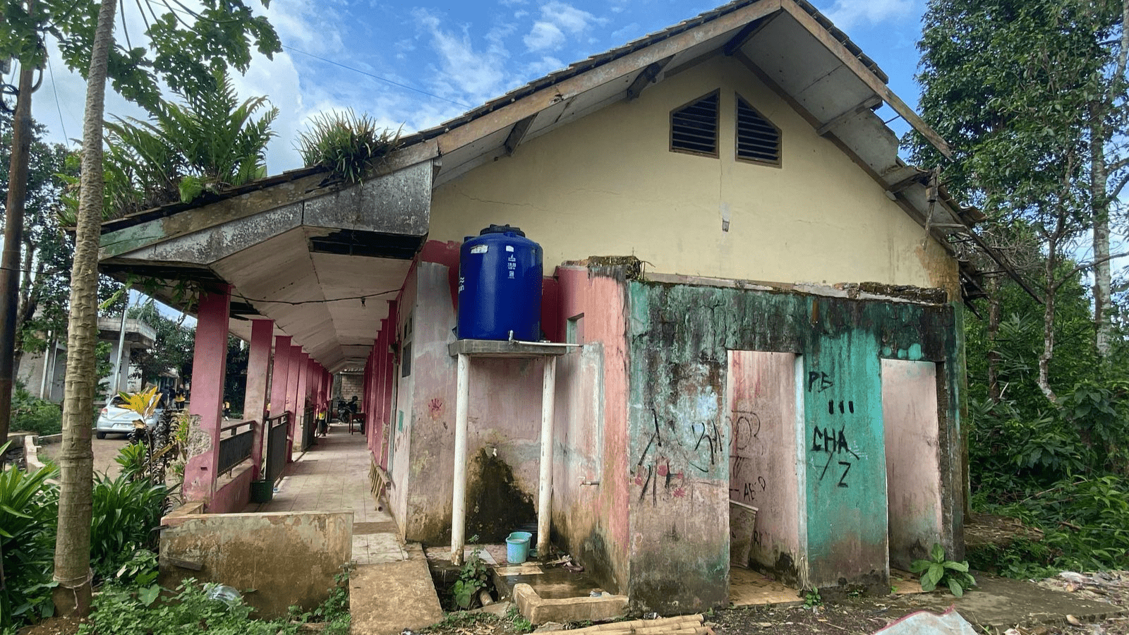 Memprihatinkan, kondisi tiga dari empat bangunan di Sekolah Dasar Negeri (SDN) Cibolang, Desa Mangkalaya, Kecamatan Gunungguruh, Kabupaten Sukabumi, sangat memprihatinkan.