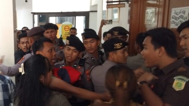 Kericuhan terjadi di Pengadilan Negeri (PN) Cibadak saat sidang vonis kasus pembunuhan ibu rumah tangga (IRT) asal Cianjur kembali ditunda.