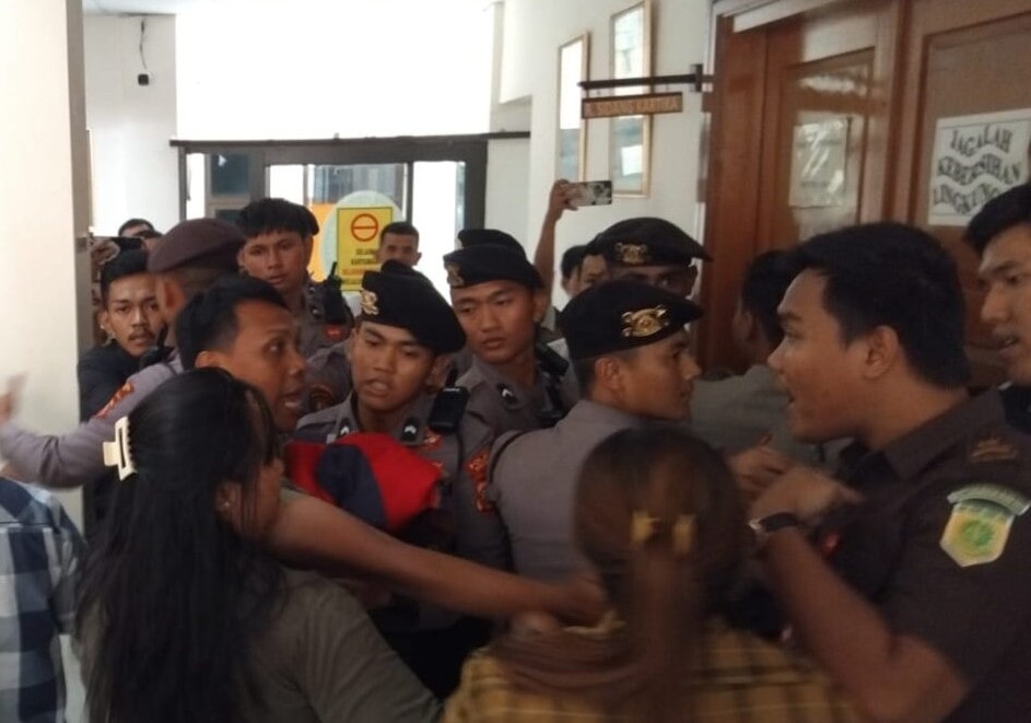 Kericuhan terjadi di Pengadilan Negeri (PN) Cibadak saat sidang vonis kasus pembunuhan ibu rumah tangga (IRT) asal Cianjur kembali ditunda.