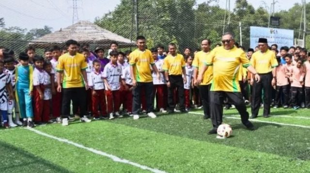 Bupati Sukabumi H. Marwan Hamami membuka pertandingan mini soccer di Pondok Modern Assalam Putra di Kecamatan Bojongggenteng, Selasa, 11 Februari 2025