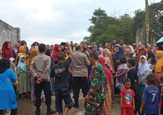 Ratusan warga Kampung Cibaregbeg, RT 2-6 RW 01, Desa Caringin, Kecamatan Cicurug, Kabupaten Sukabumi menggelar aksi demonstrasi ke pabrik ternak ayam di Kampung/Desa Tangkil, Kecamatan Cidahu Kabupaten Sukabumi pada Kamis (20/2/2025).