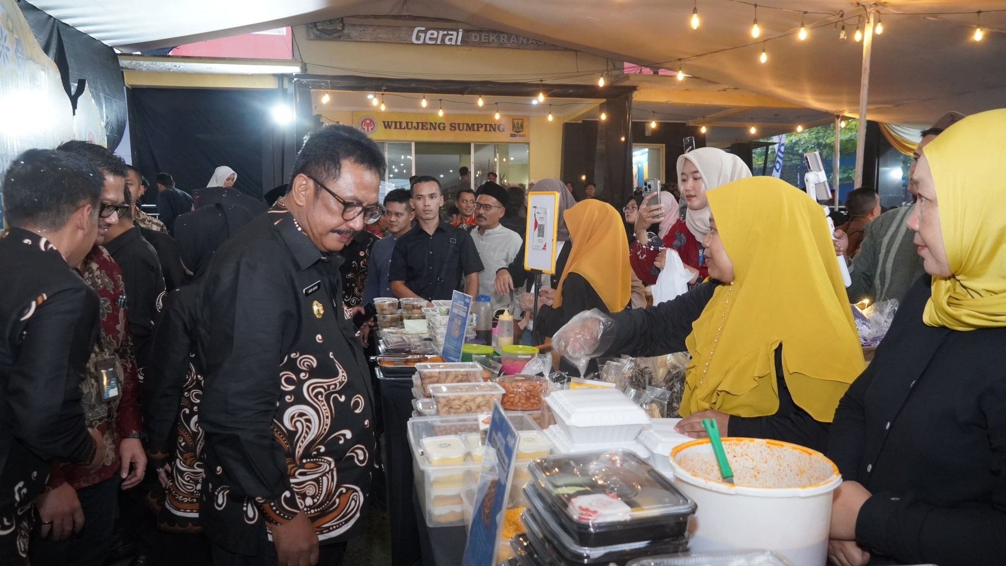 Bazar Cullinary Ramadhan hadir kembali di halaman Sukabumi Craft Center Cisaat. Kegiatan unggulan Pemerintah Kabupaten Sukabumi setiap Ramadhan ini, akan berlangsung dari 14-23 Maret 2025.