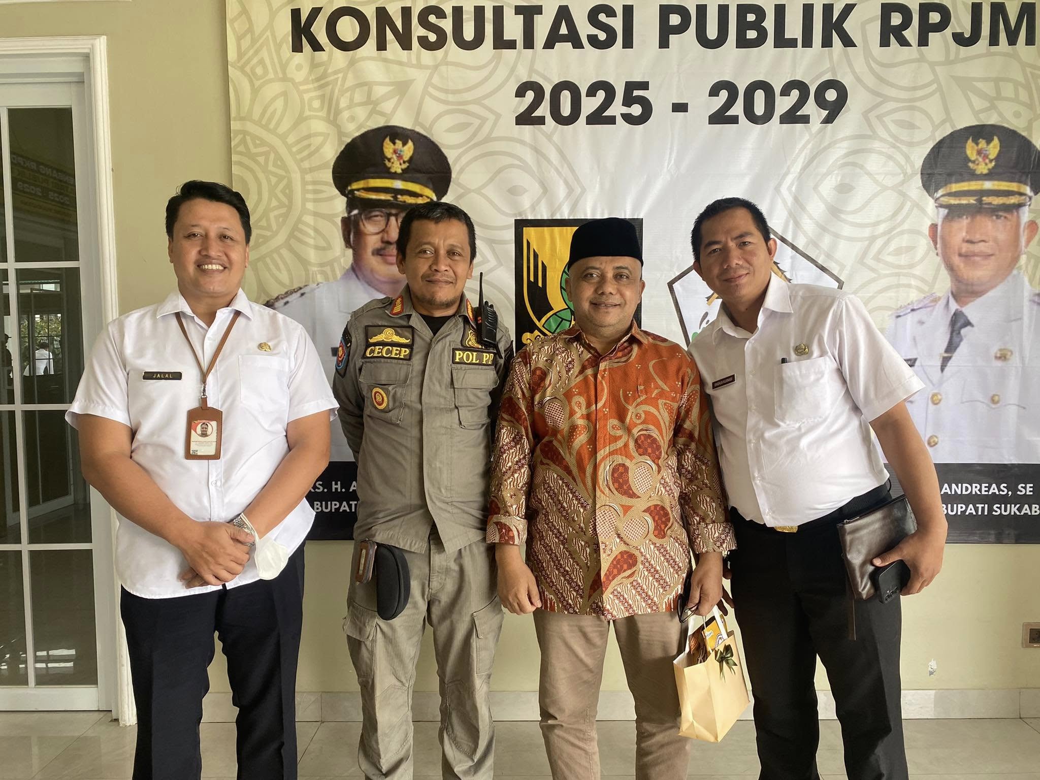 Ketua Badan Amil Zakat Nasional (BAZNAS) Kabupaten Sukabumi, H.Unang Sudarma mengikuti kegiatan Musyawarah Perencanaan Pembangunan (Musrenbang) Rencana Kerja Pemerintah Daerah (RKPD) tahun 2026 tingkat Kabupaten Sukabumi dan Konsultasi Publik Rancangan Awal Rencana Pembangunan Jangka Menengah Daerah (RPJMD) Tahun 2025-2029 di Grand Sulanjana, Kecamatan Sukabumi, Rabu (19/3/2025).
