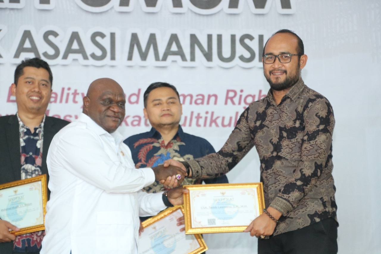 Menteri Hak Asasi Manusia (HAM) Republik Indonesia, Natalius Pigai, meresmikan Pusat Studi Hukum dan HAM di Nusa Putra University pada Rabu (19/3). Peresmian ini menandai langkah baru dalam upaya pengembangan kajian hukum dan hak asasi manusia di Indonesia.