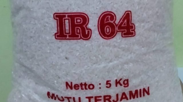 Setelah takaran atau volume Minyakita ukuran botol berkurang, kini ditemukan beras kemasan 5 kilogram yang isinya dikurangi hingga 20 persen. Temuan mengenai beras kemasan yang isinya berkurang ini mencuat dalam beberapa pekan terakhir setelah sejumlah konsumen melaporkan adanya selisih berat yang cukup signifikan dibandingkan dengan yang tertera pada kemasan.