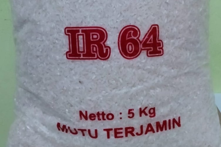 Setelah takaran atau volume Minyakita ukuran botol berkurang, kini ditemukan beras kemasan 5 kilogram yang isinya dikurangi hingga 20 persen. Temuan mengenai beras kemasan yang isinya berkurang ini mencuat dalam beberapa pekan terakhir setelah sejumlah konsumen melaporkan adanya selisih berat yang cukup signifikan dibandingkan dengan yang tertera pada kemasan.