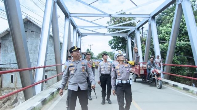 Kapolres Sukabumi, AKBP Samian turun langsung ke lokasi Jembatan Cidadap Bojong Kopo Kecamatan Simpenan, Kabupaten Sukabumi, untuk memastikan pengamanan di jembatan yang amblas akibat diterjang banjir bandang beberapa wakt lalu.