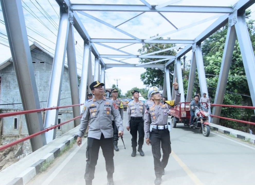 Kapolres Sukabumi, AKBP Samian turun langsung ke lokasi Jembatan Cidadap Bojong Kopo Kecamatan Simpenan, Kabupaten Sukabumi, untuk memastikan pengamanan di jembatan yang amblas akibat diterjang banjir bandang beberapa wakt lalu.