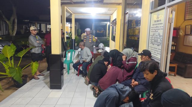 Jajaran Polsek Cidahu berhasil mengamankan tujuh remaja yang terlibat dalam aksi tawuran di depan PT. AHEB/Kratingdaeng, Kecamatan Cidahu, Kabupaten Sukabumi, Jumat (14/03/2025).