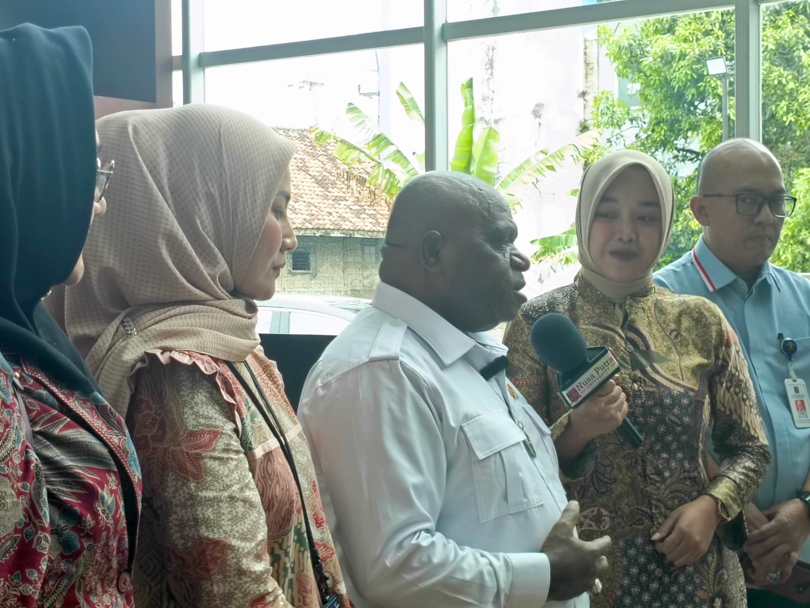 Menteri Hak Asasi Manusia (HAM) Republik Indonesia, Natalius Pigai, hadir di Auditorium Nusa Putra University (NPU) untuk memberikan kuliah umum bertajuk "Diversity, Equality and Human Rights".