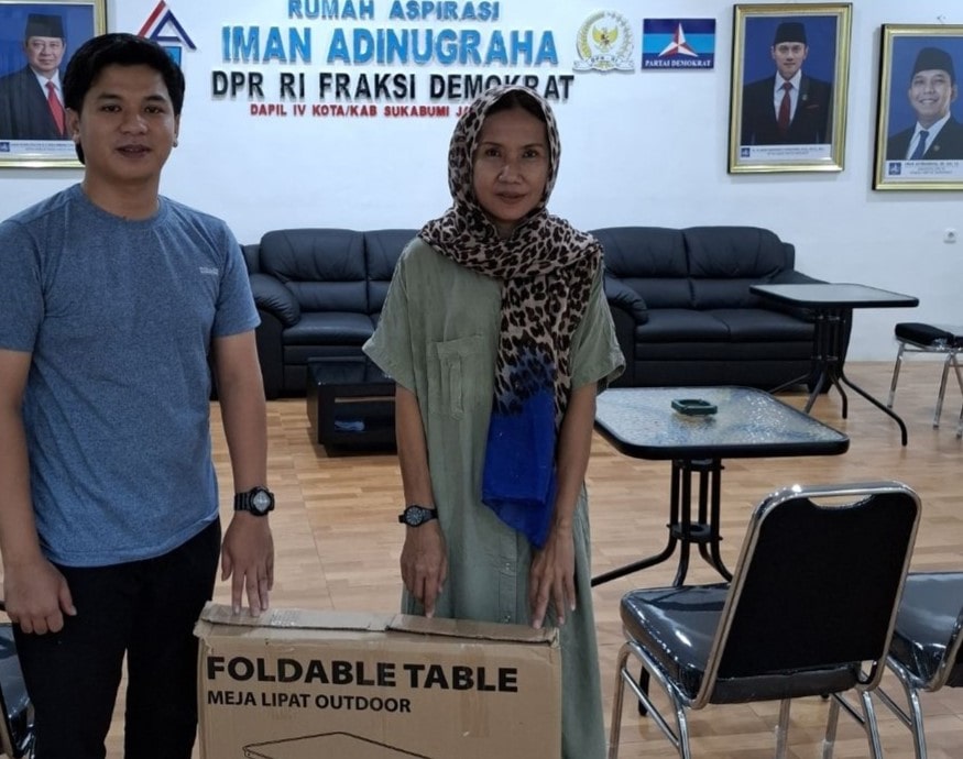 Bu Tini, warga Kampung Jamban, Kelurahan Palabuhanratu, Kabupaten Sukabumi yang mendapat bantuan modal usaha dari Iman Adinugraha (ist)