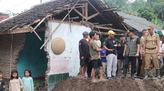 Pemerintah Kabupaten Sukabumi menggelar rapat evaluasi penanganan bencana di Posko Tanggap Darurat Bencana, Pendopo Palabuhanratu, Kabupaten Sukabumi, Senin (17/3/2025). Rapat dipandu oleh Sekretaris Daerah Kabupaten Sukabumi, Ade Suryaman, dan dihadiri oleh Bupati Sukabumi, Asep Japar, Wakil Bupati Sukabumi, Andres, unsur Forkopimda, serta para camat dari wilayah terdampak.