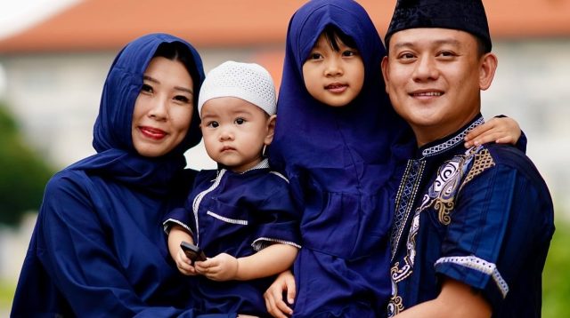 Kreator konten kuliner terkenal, Bobon Santoso, telah resmi memeluk agama Islam. Momen bersejarah ini terjadi pada bulan Ramadan dan disaksikan langsung oleh banyak jamaah di Masjid An Ni’mah, Citra Grand Cibubur, Jakarta.