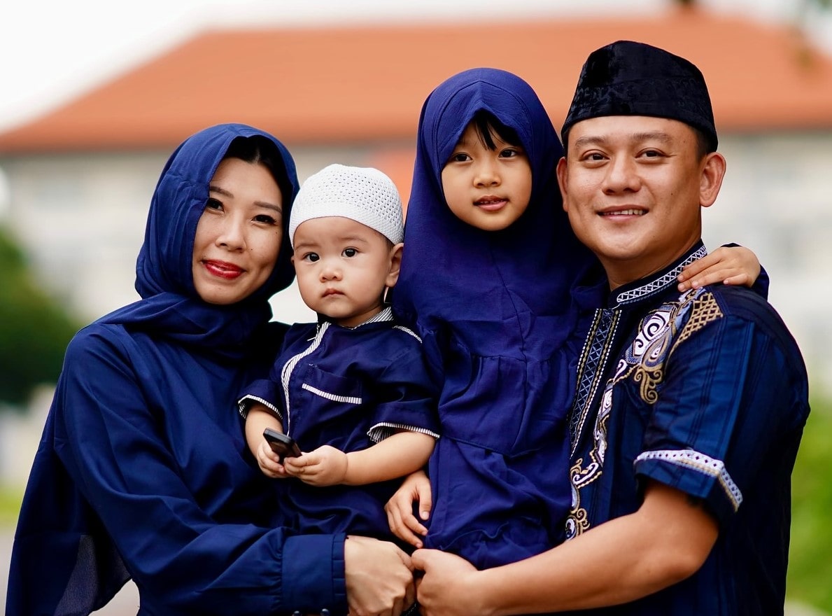 Kreator konten kuliner terkenal, Bobon Santoso, telah resmi memeluk agama Islam. Momen bersejarah ini terjadi pada bulan Ramadan dan disaksikan langsung oleh banyak jamaah di Masjid An Ni’mah, Citra Grand Cibubur, Jakarta.