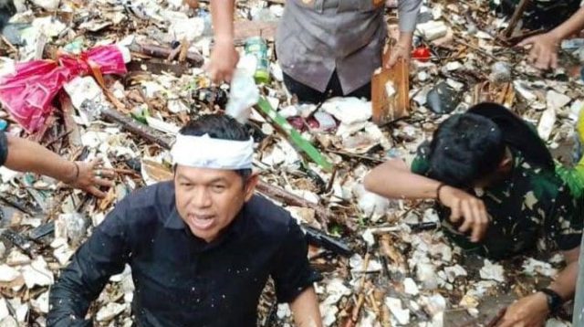 Jawa Barat merupakan salah satu provinsi di Indonesia yang memiliki keindahan alam luar biasa. Namun, dalam beberapa tahun terakhir, berbagai bencana alam seperti banjir, tanah longsor, dan kekeringan semakin sering terjadi dengan skala yang kian membesar. Menanggapi kondisi ini, Gubernur Jawa Barat, Dedi Mulyadi, menegaskan bahwa seluruh elemen masyarakat di Jawa Barat perlu melakukan taubat ekologi sebagai langkah konkret dalam upaya mencegah dan mengatasi permasalahan lingkungan. Dalam berbagai kesempatan, Gubernur Dedi Mulyadi menyampaikan bahwa eksploitasi alam yang tidak terkendali telah memberikan dampak yang signifikan terhadap lingkungan.