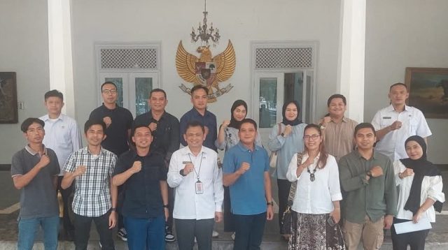 Forum Konsultan Perizinan Kabupaten Sukabumi melakukan pertemuan dengan Dinas Penanaman Modal Pelayanan Terpadu Satu Pintu (DPMTSP) Kabupaten Sukabumi di Pendopo Sukabumi, belum lama ini.
