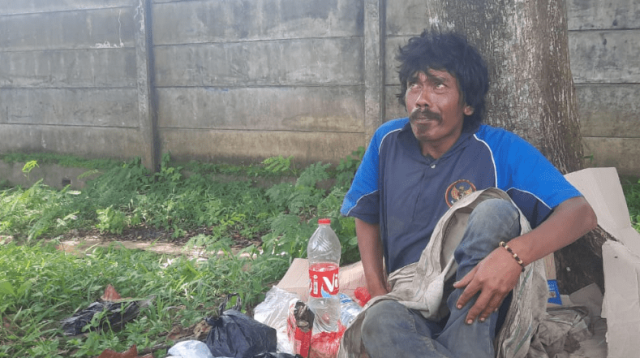 Herman, seorang pria yang mengaku berasal dari Kecamatan Sukaraja Kabupaten Sukabumi sudah tiga hari telantar dalam kondisi lemah saat ditemukan di Jalan PLTU Cipatuguran, Desa Jayanti, Kecamatan Palabuhanratu, Kabupaten Sukabumi.