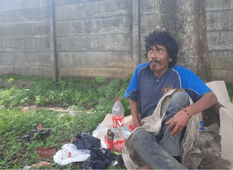 Herman, seorang pria yang mengaku berasal dari Kecamatan Sukaraja Kabupaten Sukabumi sudah tiga hari telantar dalam kondisi lemah saat ditemukan di Jalan PLTU Cipatuguran, Desa Jayanti, Kecamatan Palabuhanratu, Kabupaten Sukabumi.