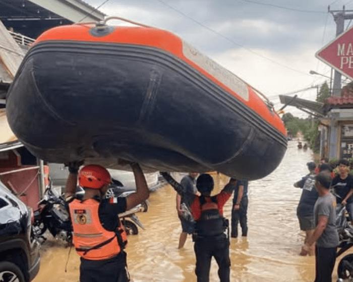 Relawan kemanusiaan seperti tim dari Sukabumi Sehati dan Badan Penanggulangan Bencana Daerah (BPBD) Sukabumi ikut menerjukan bantuan terhadap para korban bencana di wilayah Jabodetabek yang terkena banjir sejak awal Maret 2025.