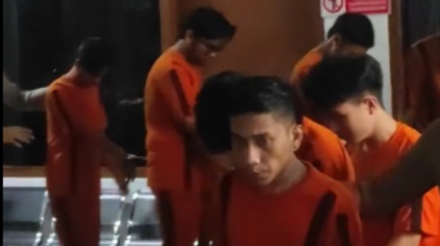 Polres Sukabumi Kota akhirnya berhasil menciduk anggota geng motor All Star yang terlibat pengeroyokan dan penganiayaan saat tawuran geng motor dengan geng motor Neverdie yang terjadi Rabu (26/3/2025), sekitar pukul 02.00 dini hari lalu.