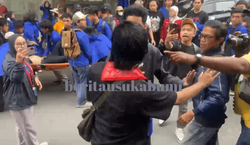 rasa dari sekumpulan massa dari mahasiswa dan masyarakat sipil di Sukabumi yang menolak pengesahan revisi UU TNI, diwarnai insiden keributan di depan Gedung DPRD Kota Sukabumi, Kamis (20/3/2025). Insiden keributan justru bukan antara peserta unjuk rasa dengan petugas kepolisian yang mengamankan jalannya aksi unjuk rasa. Kericuhan justru terjadi antara beberapa peserta unjuk rasa dengan jurnalis yang sedang menjalan tugas peliputan aksi mereka di lapangan.