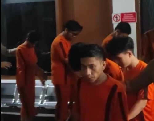 Polres Sukabumi Kota akhirnya berhasil menciduk anggota geng motor All Star yang terlibat pengeroyokan dan penganiayaan saat tawuran geng motor dengan geng motor Neverdie yang terjadi Rabu (26/3/2025), sekitar pukul 02.00 dini hari lalu.