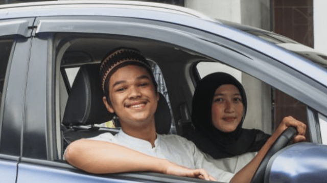 Mudik merupakan tradisi khas masyarakat Indonesia yang dilakukan menjelang hari raya, terutama Idulfitri. Kata "mudik" berasal dari bahasa Jawa, yang berarti "pulang ke kampung halaman untuk sementara waktu." Tradisi ini mencerminkan eratnya hubungan emosional antara perantau dan keluarga di tanah kelahiran mereka.