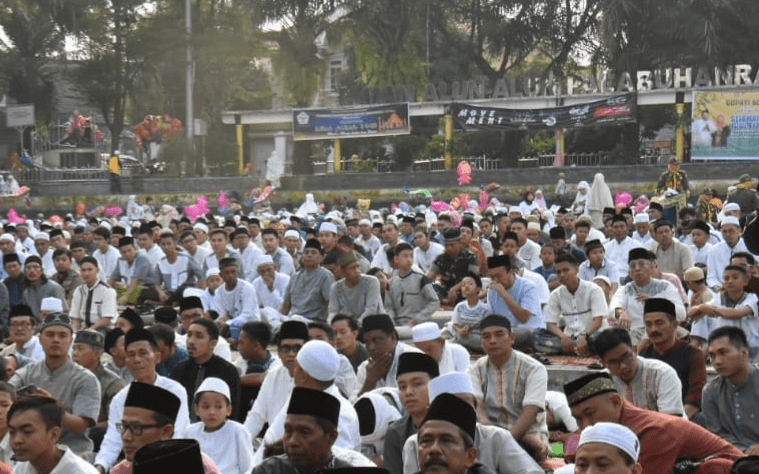 Mudik telah dilakukan sejak lama, terutama ketika urbanisasi semakin berkembang. Banyak orang meninggalkan kampung halaman untuk mencari nafkah di kota-kota besar. Namun, saat hari raya tiba, keinginan untuk kembali dan berkumpul bersama keluarga menjadi sangat kuat. Mudik bukan sekadar perjalanan fisik, tetapi juga perjalanan batin yang memperkuat ikatan kekeluargaan dan sosial.