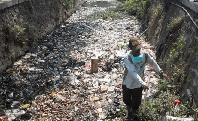 Pemerintah Kota Bogor akan segera menerapkan kebijakan pemberian sanksi bagi warga yang kedapatan membuang sampah ke sungai. Langkah ini diambil sebagai tindak lanjut dari instruksi Gubernur Jawa Barat, Dedi Mulyadi, yang menegaskan pentingnya pemberian hukuman bagi masyarakat yang masih melakukan kebiasaan buruk dengan membuang sampah ke aliran sungai atau saluran air di wilayah Jawa Barat.