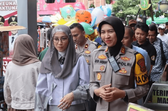 Anggota DPR RI Desy Ratnasari, didampingi Kapolres Sukabumi Kota, AKBP Rita Suwandi melakukan patroli dengan jalan kaki