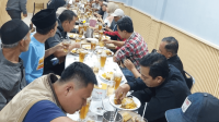 Buka puasa bersama (bukber) sering menjadi momen spesial di bulan Ramadan. Selain sebagai ajang silaturahmi, acara ini juga menjadi kesempatan berkumpul dengan teman, keluarga, atau rekan kerja. Namun, di balik keseruannya, bukber juga bisa membawa dampak negatif jika tidak dikelola dengan baik. Salah satu dampak yang sering terjadi adalah melalaikan salat, khususnya Salat Maghrib dan Isya.