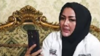Gubernur Jawa Barat, Dedi, baru-baru ini memberikan klarifikasi mengenai video viral Kepala Desa Gunung Menyan, Wiwin Komalasari. Menurut Gubernur Dedi, video tersebut telah disalahartikan dan tidak ada maksud buruk dari pihak Kepala Desa. Dalam pernyataannya, Gubernur Dedi menegaskan bahwa informasi yang beredar di masyarakat terkait video tersebut telah menciptakan kesalahpahaman.