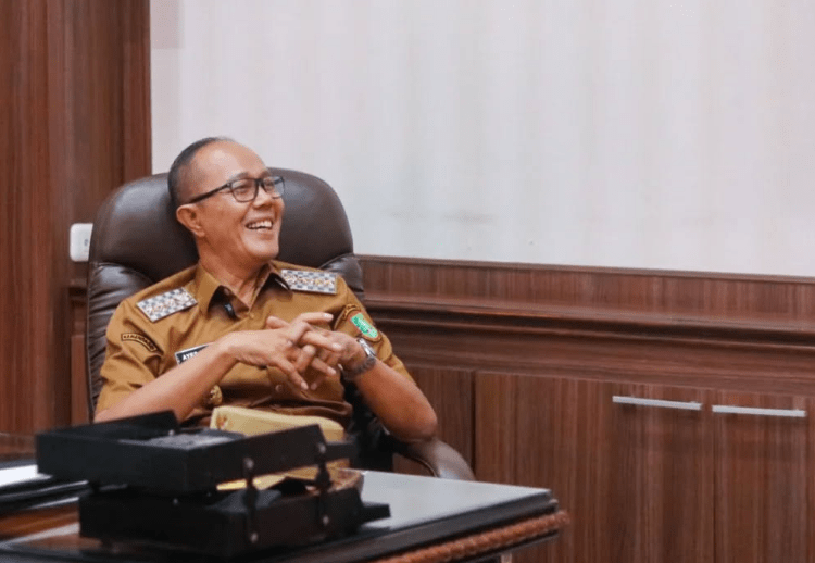 Walikota Sukabumi, Ayep Zaki menyatakan tidak akan mengambil gajinya sebagai Walikota Sukabumi. Kata Ayep Zaki, gajinya sebagai Walikota Sukabumi akan disalurkan tiap bulannya untuk anak yatim dan pelaku usaha UMKM yang sangat membutuhkan bantuan usaha.