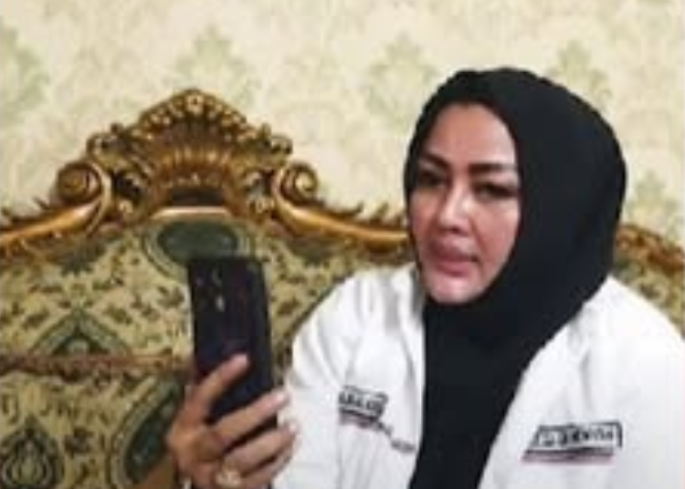 Gubernur Jawa Barat, Dedi, baru-baru ini memberikan klarifikasi mengenai video viral Kepala Desa Gunung Menyan, Wiwin Komalasari. Menurut Gubernur Dedi, video tersebut telah disalahartikan dan tidak ada maksud buruk dari pihak Kepala Desa. Dalam pernyataannya, Gubernur Dedi menegaskan bahwa informasi yang beredar di masyarakat terkait video tersebut telah menciptakan kesalahpahaman.