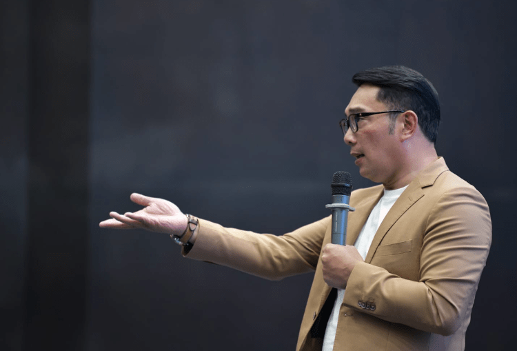 Mantan Gubernur Jawa Barat, Ridwan Kamil, Kembali diserang isu perselingkuhan setelah seorang model majalah dewasa yang juga selegram bernama Lisa Mariana mengungkap dugaan hubungan spesial asmara dirinya dengan Ridwan Kamil mereka ke publik. Melalui akun media sosialnya, pada Rabu (26/3/2025), Lisa membagikan bukti percakapan dan rekaman video call, serta mengaku dipaksa untuk merahasiakan kehamilannya, sementara keluarganya menerima ancaman.
