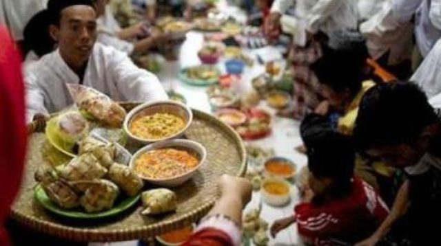 Setiap daerah di Indonesia memiliki tradisi unik dalam menyambut Lebaran, mencerminkan keberagaman budaya yang tetap berpadu dalam semangat kebersamaan dan kebahagiaan di hari yang fitri. Tradisi-tradisi ini tidak hanya memperkaya budaya lokal, tetapi juga mempererat tali persaudaraan antar masyarakat.