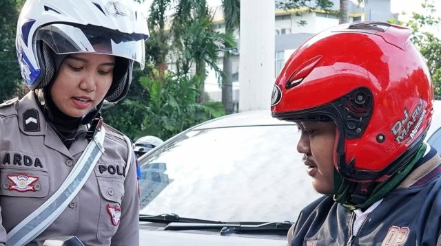 Belakangan ini, muncul isu di media sosial yang menyebutkan bahwa aturan tilang kendaraan akan berubah mulai April 2025. Dalam kabar yang beredar, disebutkan bahwa kendaraan bermotor yang STNK-nya mati selama dua tahun tanpa perpanjangan akan langsung disita oleh pihak berwenang. Lantas, benarkah informasi tersebut? Simak penjelasannya berikut ini.