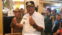 Pastikan harga kebutuhan pokok tetap terkendali dan terjangkau daya beli masyarakat, Bupati Sukabumi Asep Japar didampingi Sekda monitoring stok dan harga bahan pokok di Pasar Cisaat, Kecamatan Cisaat Kabupapaten Sukabumi, Selasa (11/03/2025).
