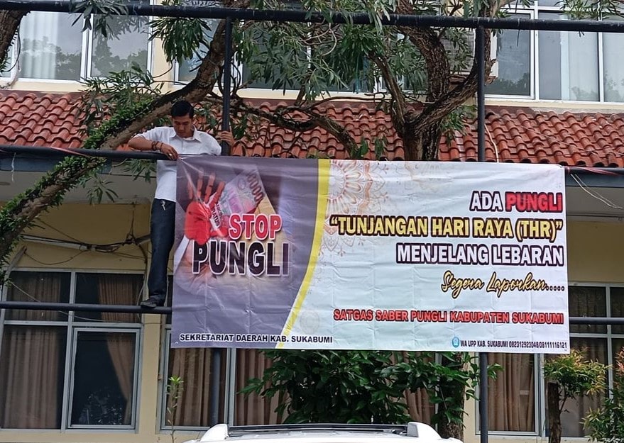 Satuan Tugas Sapu Bersih Pungutan Liar (Satgas Saber Pungli) Kabupaten Sukabumi baru-baru ini mengeluarkan surat edaran yang mengimbau seluruh dinas, kantor kecamatan, dan pemerintah desa untuk tidak memberikan Tunjangan Hari Raya (THR) yang tidak sesuai dengan ketentuan kepada manapun serta dalam bentuk apapun.