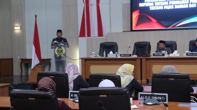 Wakil Bupati Sukabumi, H. Andreas mewakili Bupati Asep Japar untuk membacakan nota pengantar secara resmi.