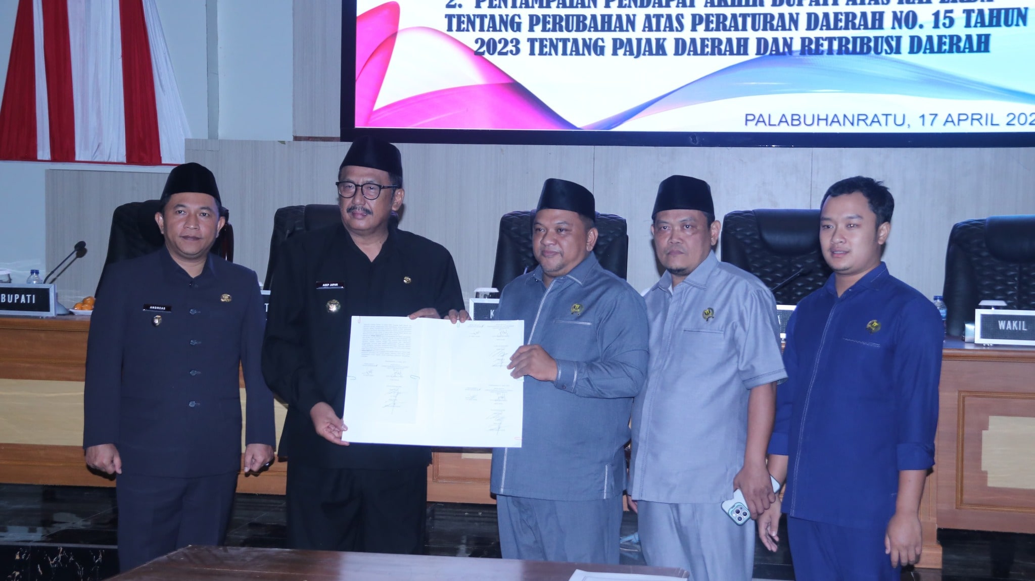 DPRD Kabupaten Sukabumi resmi menyetujui Rancangan Peraturan Daerah (Raperda) tentang Perubahan Perda Nomor 15 Tahun 2023 terkait Pajak Daerah dan Retribusi Daerah.