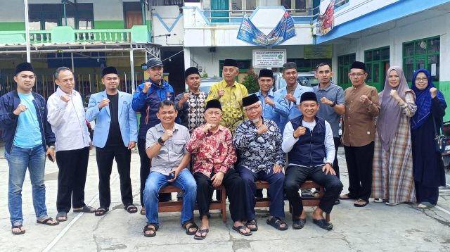 Badan Komunikasi Pemuda Remaja Masjid Indonesia (BKPRMI) Kabupaten Sukabumi menegaskan komitmennya untuk mendukung penuh visi dan misi Bupati dan Wakil Bupati Sukabumi, Asep Japar dan Andreas, dalam upaya mewujudkan Sukabumi Maju, Unggul, Berbudaya, dan Berkah (Mubarokah). Anggota Dewan Penasehat BKPRMI Kabupaten Sukabumi, Ali Iskandar, menyampaikan bahwa cita-cita Sukabumi Mubarokah sejalan dengan nilai-nilai dasar BKPRMI, yaitu membentuk generasi muda yang beriman, berilmu, berakhlak mulia, dan aktif dalam membangun masyarakat. Menurutnya, mendukung program pemerintah daerah merupakan bentuk kontribusi nyata BKPRMI dalam perbaikan moral, sosial, dan spiritual di Kabupaten Sukabumi.
