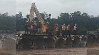 Jagat maya kembali dihebohkan oleh sebuah video yang menampilkan sejumlah pekerja berseragam khas Kementerian Pekerjaan Umum (PU) asyik berjoget di atas Jembatan Darurat Bojongkopo