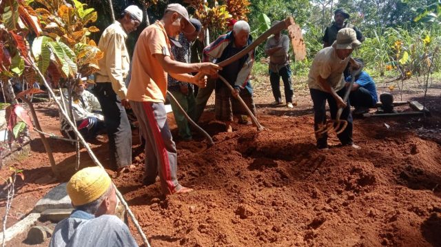 Karsiah (80 tahun) Kampung Bojong Lame RT 003 RW 010, Desa Caringinnunggal, Kecamatan Waluran, Kabupaten Sukabumi,