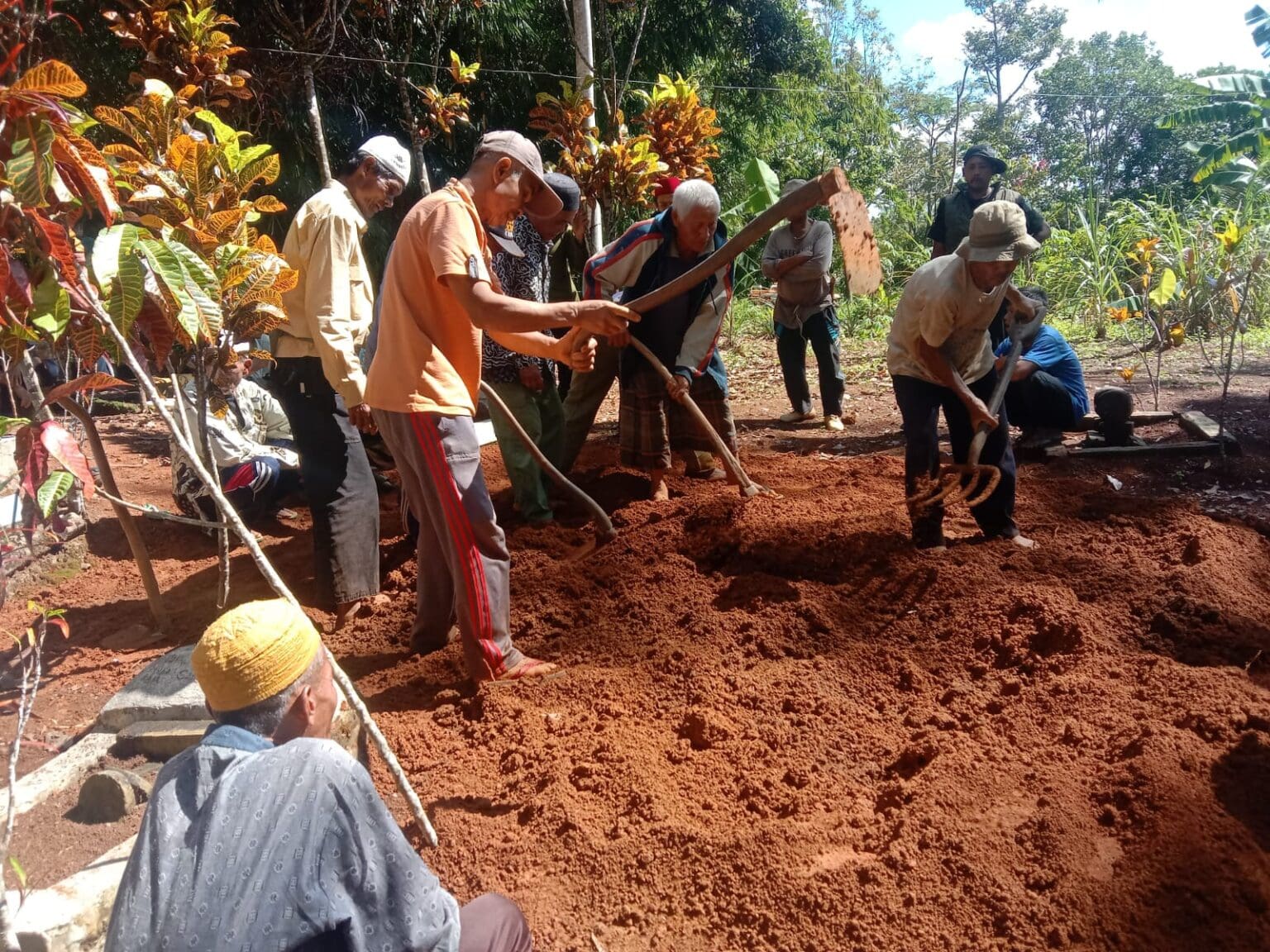Karsiah (80 tahun) Kampung Bojong Lame RT 003 RW 010, Desa Caringinnunggal, Kecamatan Waluran, Kabupaten Sukabumi,